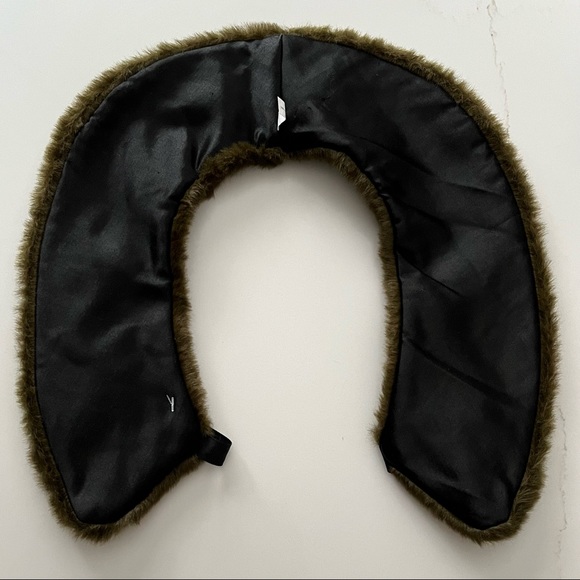 Faux Fur Collar Scarf in Olive Green Colour - Made in 🇨🇦 Canada - Picture 6 of 7